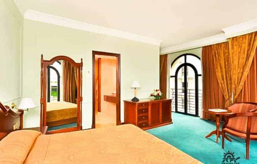 Junior Suite Colonial Room – Iberostar Parque Central