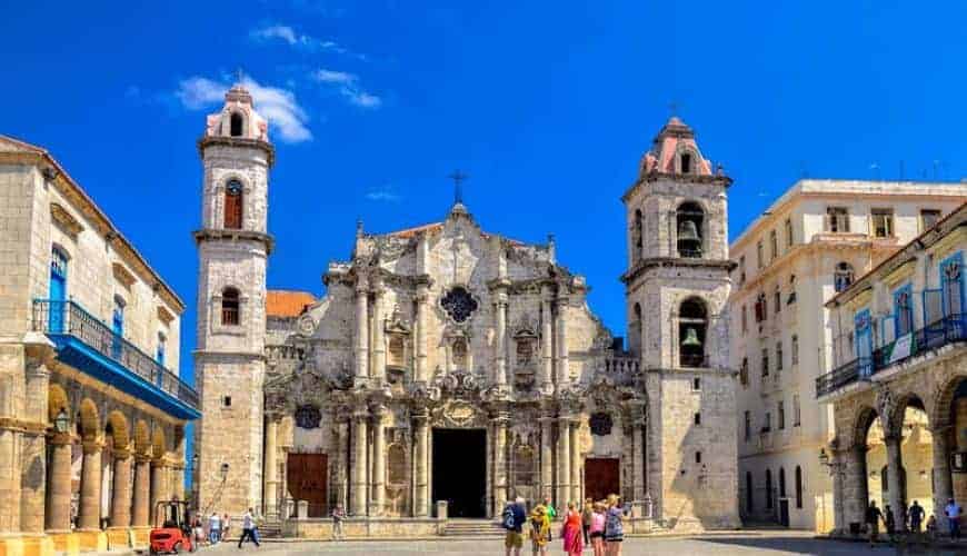 Plaza de la catedral -Old Havana Walking tour - travelfab-3