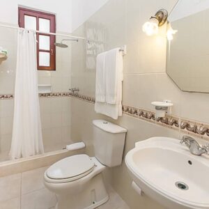 gran-hotel-habitacion-bathroom